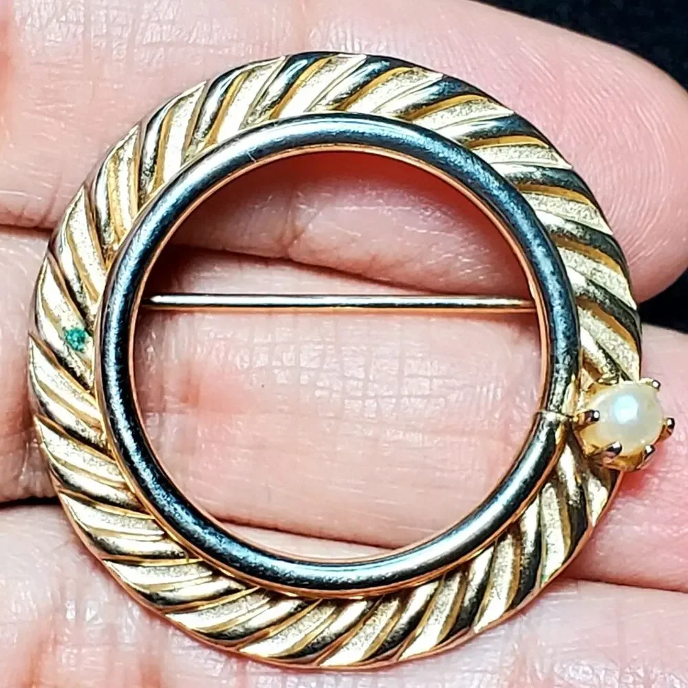 Twist Round Circle Faux Pearl Minimalist Gold Tone Unsigned Brooch 1.25
